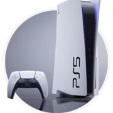 PlayStation 5 Konsole in Weiß mit schwarzem Mittelteil, stehend, daneben ein passender weißer Controller